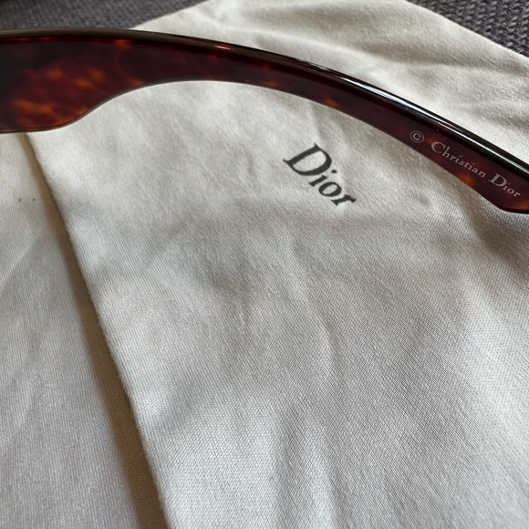 Dior sunglasses includes dust bag cloth and case. All inclusion main image 11